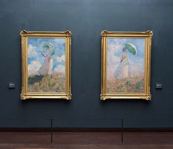Mujer con sombrilla vuelta hacia la derecha y Mujer con sombrilla vuelta hacia la izquierda en el Museo